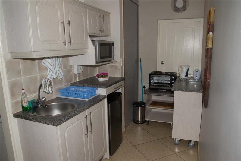 @93 Accommodation: Fully equipped kitchenette